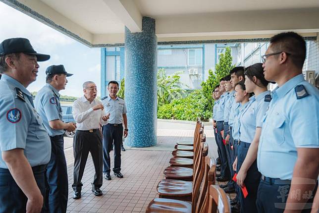 軍友社榮譽理事長李棟樑慰問北部偏遠單位，慰勉官兵辛勞。（軍聞社記者陳彥樺攝）