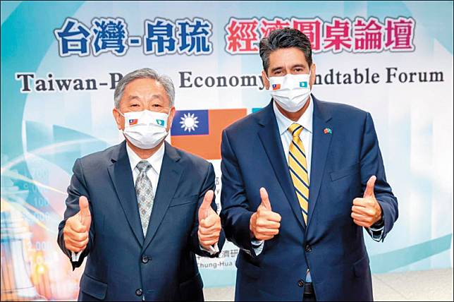 帛琉總統惠恕仁和外交部政次田中光在台灣帛琉經濟論壇開幕式合影。(外交部提供)