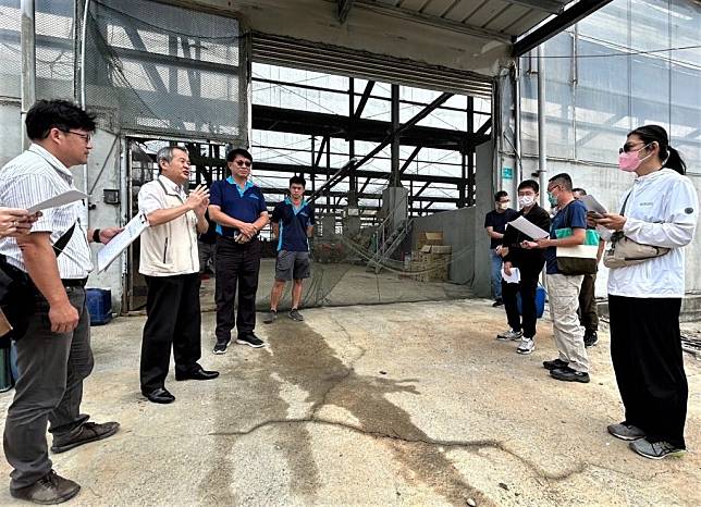 農業局長李建裕（左二）邀請區公所參訪漁電共生案場。（農業局提供）