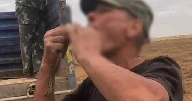55歲農民表演「吞蛇」被咬！舌頭腫脹掉出…送醫急救仍慘死　37秒影片瘋傳