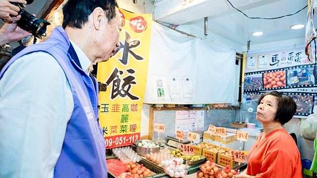 鴻海創辦人郭台銘走訪湖光市場。郭台銘競選辦公室提供。