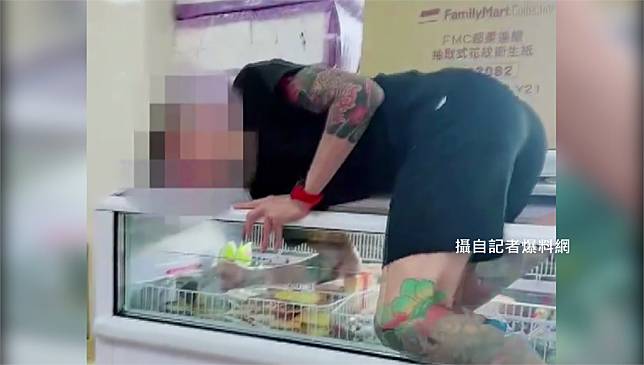 男子打開超商冰櫃，直接躺了進去。圖／翻攝自記者爆料網