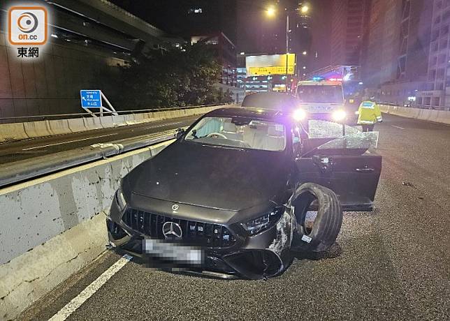 意外後肇事私家車停在慢線。(李國健攝)