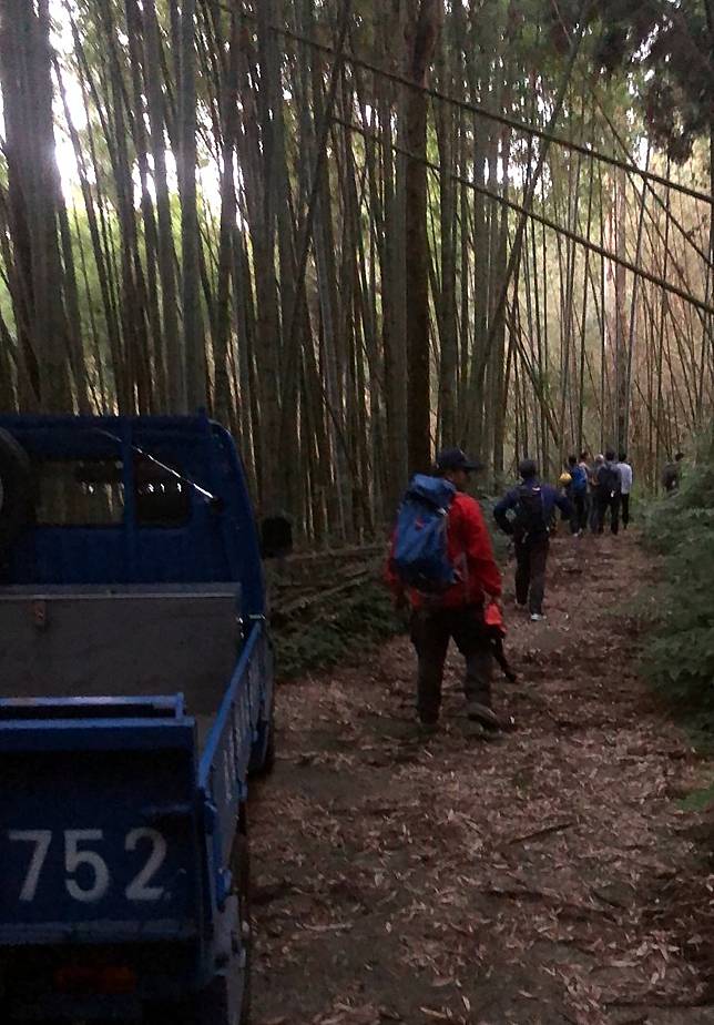 嘉義縣阿里山鄉霹靂山步道1日發生1名75歲鄭姓老翁走失，搜尋至深夜仍未發現，消防局2日上午在頂湖自然生態園區停車場設立前進指揮站，集結相關人員再度入山搜救。（嘉義縣消防局提供）