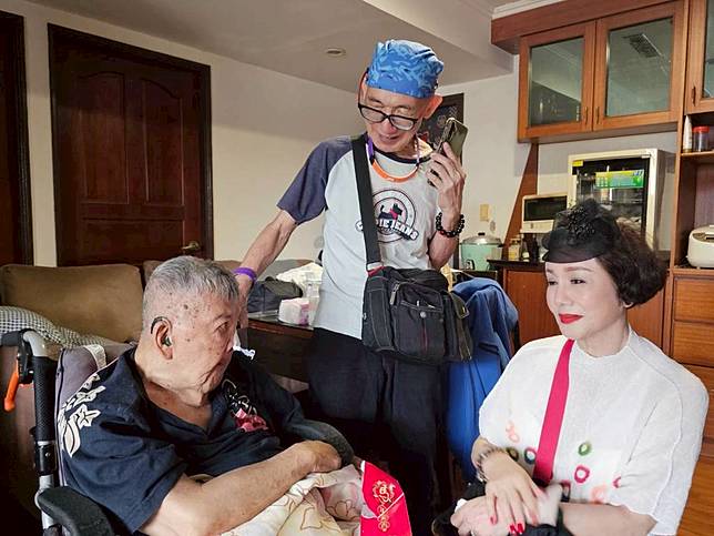 貝蒂（圖右）與金澎探視老友林松義相當不捨。(照片/游定剛拍攝)
