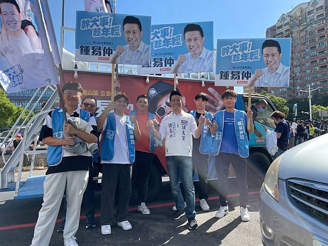 國民黨立委候選人鍾易仲表示，平時不見許智傑立委努力，選舉到了才出現「撿便ㄟ」，要來蹭政績，實在有點不可思議。（記者吳文欽攝）