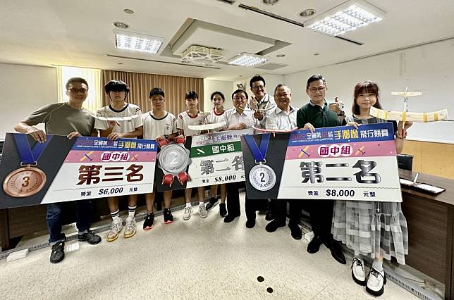 今年的全國手擲機飛行競賽，台南市三國中獲獎。（記者施春瑛攝）