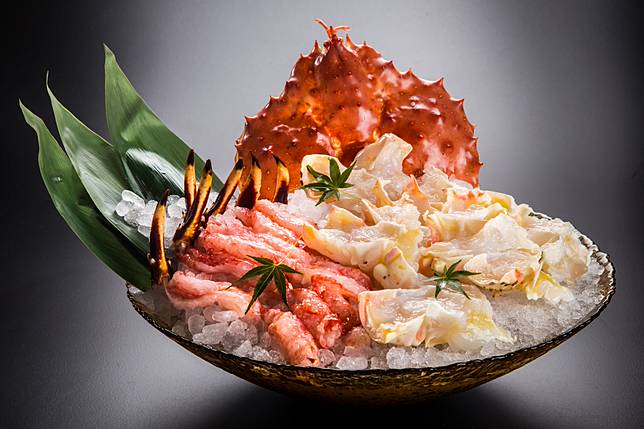 三燔本家的鱈場蟹和牛盛宴以日本空運來台、重達三公斤的鱈場蟹為主角，烹調出鱈場蟹火鍋、鱈場蟹鮑魚散壽司以及鱈場蟹膏黃金粥，搭配美國Prime頂級無骨牛小排壽喜燒，體驗日式頂級的海陸美味。(圖/晶華酒店)