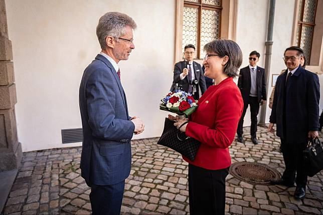 捷克參議院議長韋德齊在X上貼出與蕭美琴會晤的照片，證實其低調訪美行後又輾轉訪歐。（圖片來源／Ｘ＠Miloš Vystrčil）