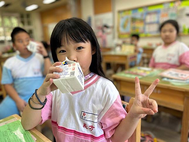 「班班喝鮮奶」政策上路以來爭議不斷，全教總等團體認為加重老師負擔。（圖：台北市政府）