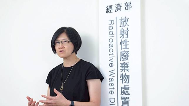 經濟部放射性廢棄物處置專案辦公室主任、政大創新學院院長杜文苓接受專訪。李政龍攝