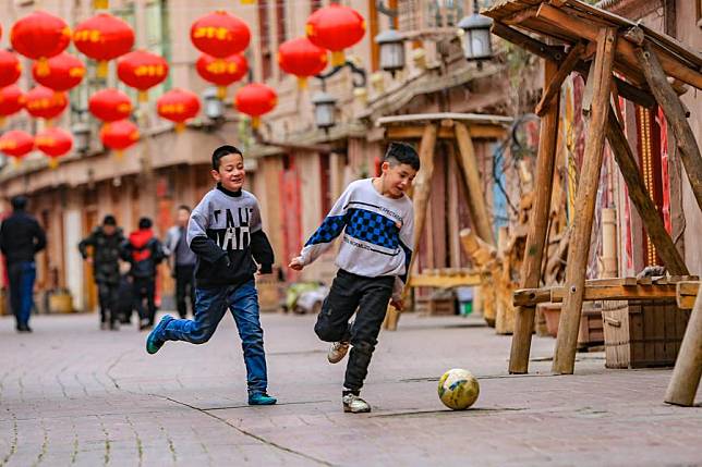 Children play in the ancient city of Kashgar, northwest China's Xinjiang Uygur Autonomous Region, Feb. 5, 2024. (Photo by Cai Zengle/Xinhua)