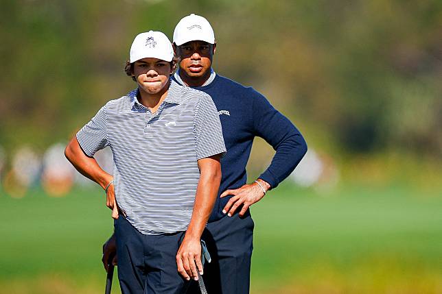 高爾夫球傳奇伍茲（Tiger Woods）和他的15歲兒子查理（Charlie Woods，前）表現出色。法新社