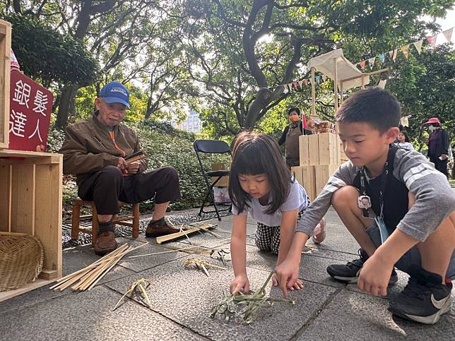 銀髮生活達人國寶級竹編達人江阿本，高齡九十四歲熱情參與國美館老派幸福市集。（記者徐義雄攝）