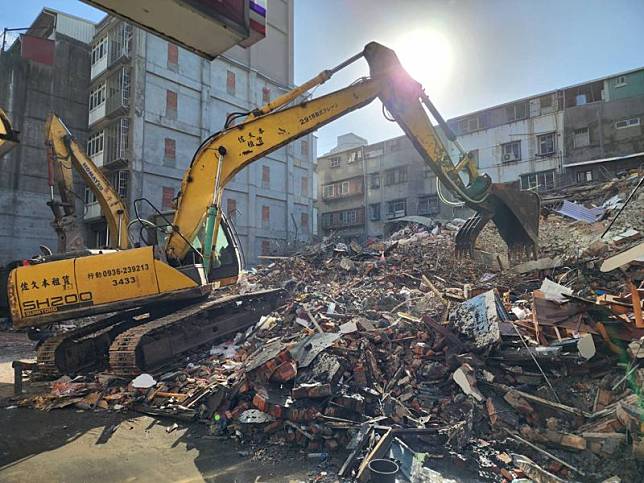 建案施工惹禍，讓居民一夜失去家園。目前營造端成關注焦點 ，而今日營造公司澄清，強調施工超標準進行。（新北工務局提供）