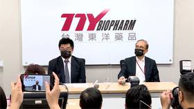 東洋前董座施俊良（左）一審判2年8月。圖／台視新聞（資料畫面）