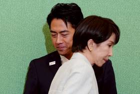 2025年9月24日，自民黨總裁候選人辯論會，高市早苗與小泉進次郎交錯而過。路透社資料照