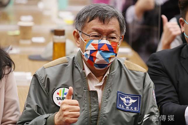 台北市長柯文哲（見圖）說，有5萬名沒有身分證的移工，連健保卡都沒有，呼籲這些移工朋友，快點到台北火車站保留的注射點打疫苗，「保證不會抓你」。（資料照，柯承惠攝）
