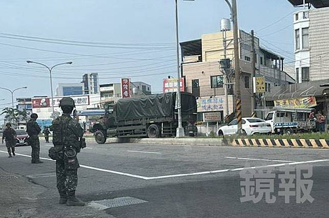 軍方派員到路口協助交管，排除事故車輛。翻攝fb我是頭份人