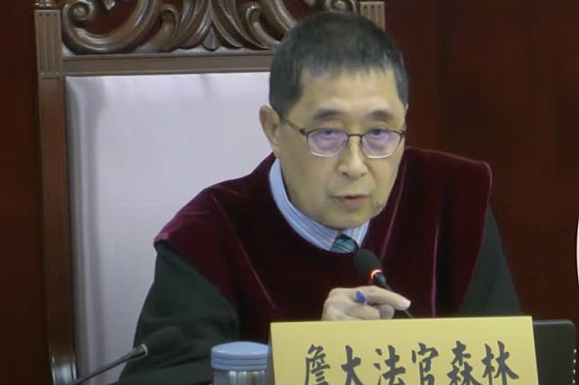 憲法法庭6日就國會改革釋憲案行言詞辯論庭，大法官詹森林提問時質疑，釋字585號固然可作為立法院調查權的參考指標，但憲法法庭難道不能打破框架，作出不同思考？（取自司法院直播）