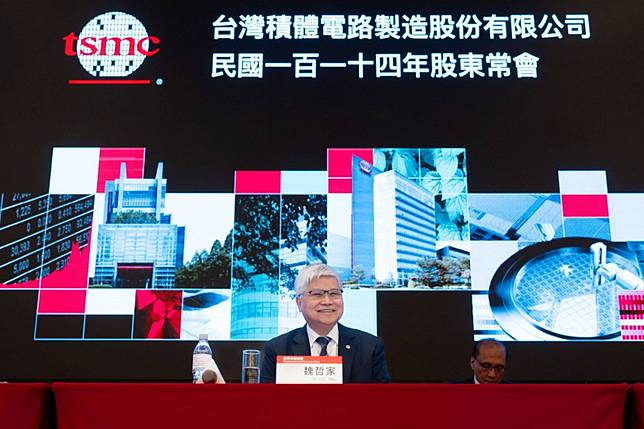台積電董事長魏哲家在股東會釋出「生意很好」等展望樂觀的訊息，並鼓勵大家多買台積電股票，帶動台積電股價持續走高。(資料照)