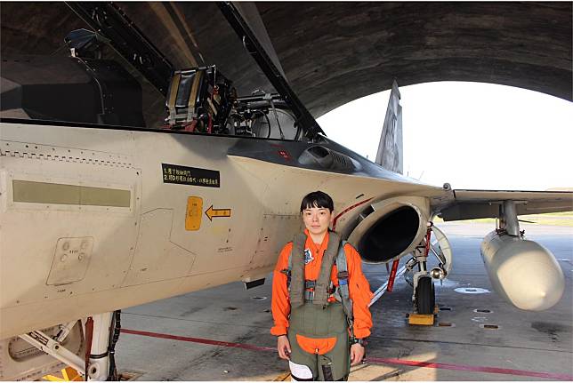 空軍第1作戰隊飛行官郭文靜中尉正式完成IDF經國號戰鬥機換裝訓練。（空軍第1作戰隊提供）