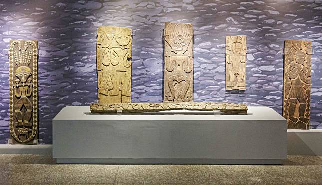 屏東原住民古物典藏品於屏美館展出，民眾可品味其蘊藏的光彩與深意。（記者毛莉攝）
