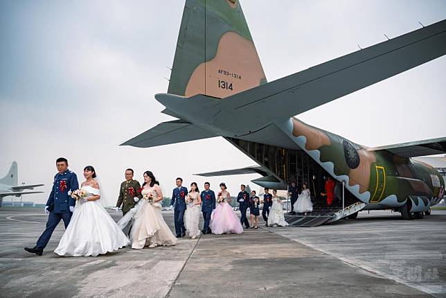 空軍聯合婚禮中，新人們搭乘C-130運輸機進入會場。（軍聞社記者吳東昇攝）