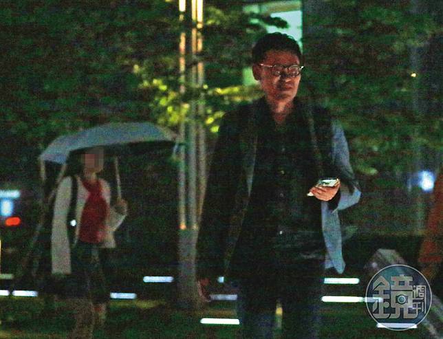 4/30，20：28，這天張軒銘離開公司後，搭計程車前往餐廳與吳女共進晚餐。