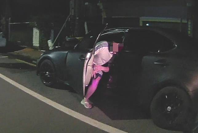 越南籍的范姓男子遭警方攔下後渾身癱軟的打開車門挪步下車，車內還瀰漫濃濃毒味。(讀者提供)