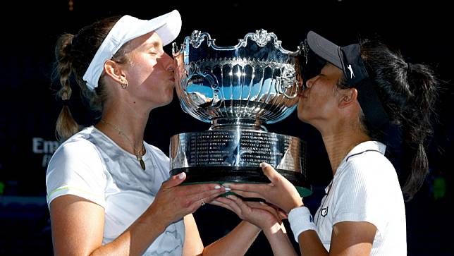 謝淑薇與搭檔梅騰絲於澳網捧冠軍盃。路透社