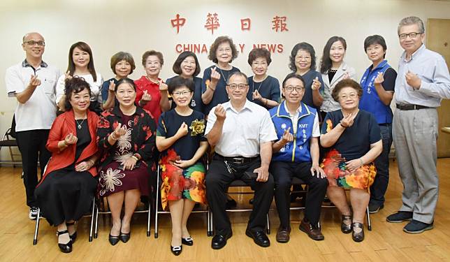 台南市婦女會理事長顏淑熒（前排左三），一日上午率領幹部及各區理事長，由國民黨台南市黨部主委莊占魁（前排右二）陪同，拜會中華日報社，與社長邵英傑（前排右三）開心合影。（記者陳治交攝）