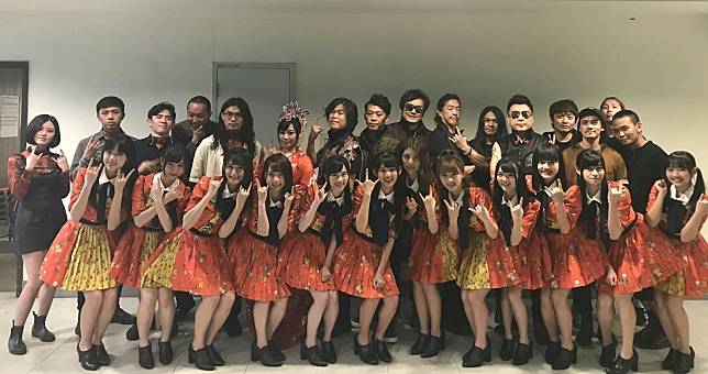 AKB48 Team TP、美秀集團、董事長樂團、滅火器合照。/圖 寬宏藝術 提供