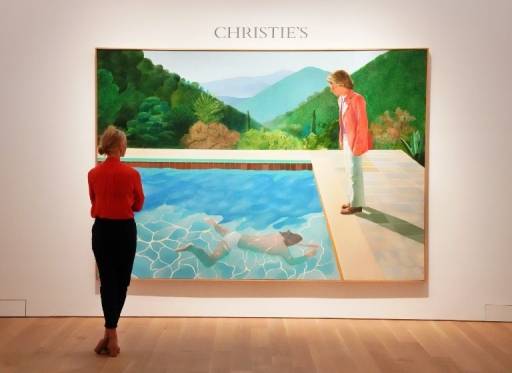 TIMOTHY A. CLARY / AFP ภาพสีน้ำมัน Portrait of an Artist (Pool with Two Figures) ของเดวิด ฮอกนีย์ ถูกประมูลไปในราคา 90.3 ล้านดอลลาร์สหรัฐฯ ทำสถิติประมูลผลงานของศิลปินที่มีชีวิตอยู่