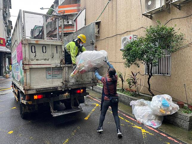 桃園市環保局10/4日間即動員2900多名清潔隊員加班收運垃圾，共清理出約2962噸的垃圾，在最短的時間恢復市容整潔。圖：環保局提供