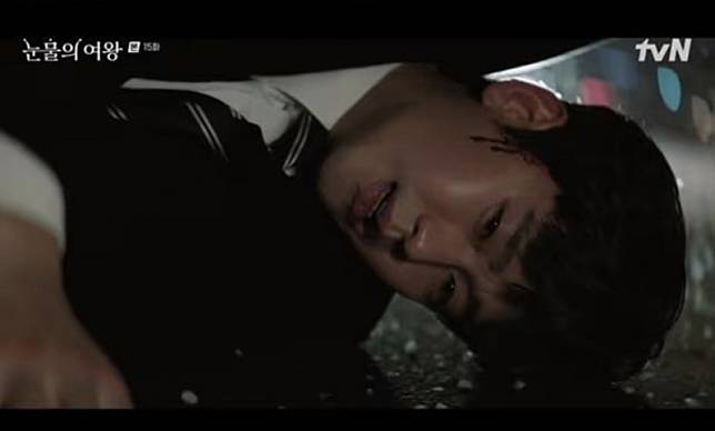 金秀賢在15集結尾遭車撞上，生死未卜。(翻攝自tvN)