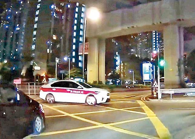 私家車險告攔腰撞向警車。