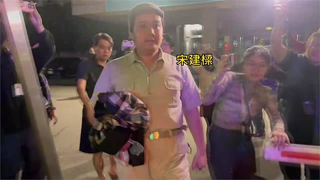 罷免綠委李坤城領銜人宋建樑昨日配戴納粹臂章前往新北檢。圖／台視新聞