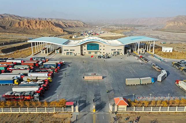 This aerial photo taken on Nov. 8, 2023 shows the Torugart port of northwest China's Xinjiang Uygur Autonomous Region. (Xinhua/Ding Lei)