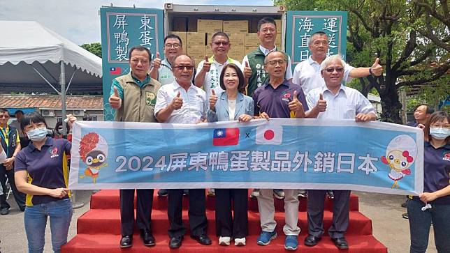 屏東新園鄉浤良食品公司皮蛋，九日上午由縣長周春米（中）等人封櫃後銷日，打響國際市場再添競爭力。（記者鄭伯勝攝）