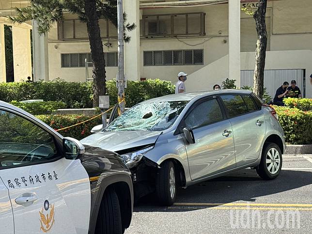 76歲劉姓婦人高速撞上70多歲腳踏車騎士導致他失去呼吸心跳，擋風玻璃破了大洞。記者袁志豪／攝影