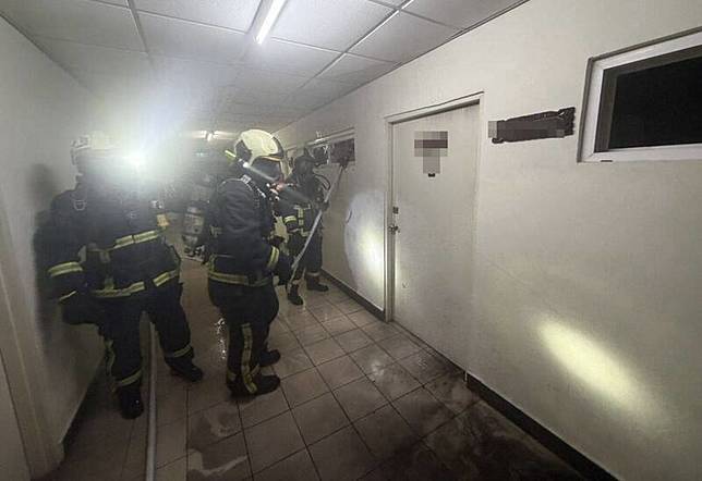 台中中興大學農環大樓9樓一間辦公室今晚7點多起火燃燒，消防人員到場搶救。(記者陳建志翻攝)