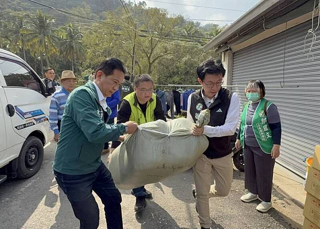 民進黨立委林俊憲(左1)與郭國文(右1)再度將募集到的物質，送往楠西、玉井，幫助地震災民。(民眾提供)