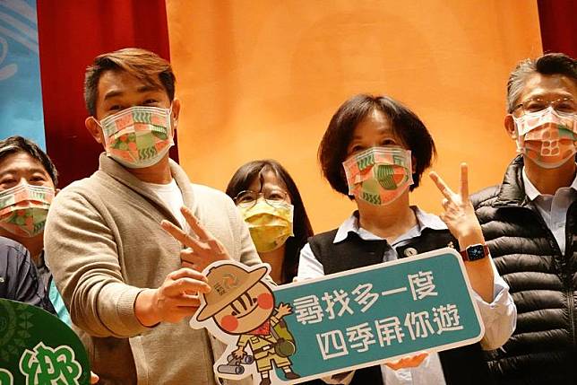 屏東縣政府以四季為基底，打造屏東旅遊品牌「屏東 多一度，四季屏你遊」，並邀請中信兄弟隊副領隊彭政閔（前左）擔任夏季觀光大使。 中央社記者李卉婷攝 111年1月23日  
