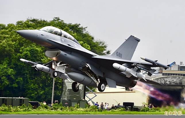台灣近年強化軍力，引進F-16V戰機並進行多次演習，抵禦中國武力威脅。圖為F-16V戰機。(資料照)