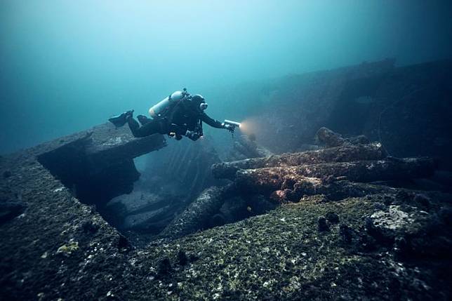 王陽明在主持的海洋沉船生態紀錄節目《沈睡的水下巨人》中，帶領觀眾進入船艙內探索。（公視提供）