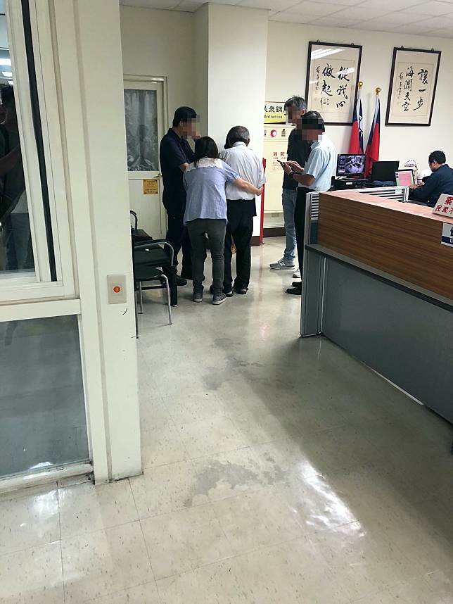 台中市王姓老婦今天下午騎車載張姓孫女返家途中，與吳姓男子駕駛的砂石車發生碰撞，祖孫二人命喪輪下，家屬被通知到派出所時，情緒崩潰、泣不成聲。記者陳宏睿／攝影