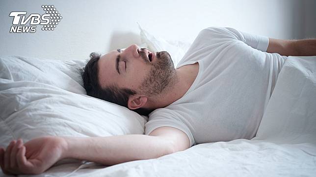 現代人常常會因為睡過頭導致上班遲到。(示意圖／TVBS)