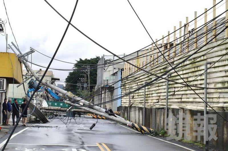 7支電桿倒整排如骨牌！ 大貨車吊臂誤勾電線扯斷釀禍 460 戶停電緊急搶修 | 鏡報 | LINE TODAY