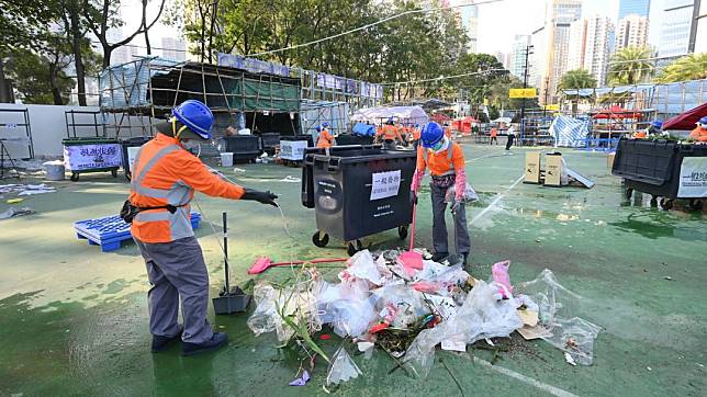 食環署人員清理維園年宵市場垃圾